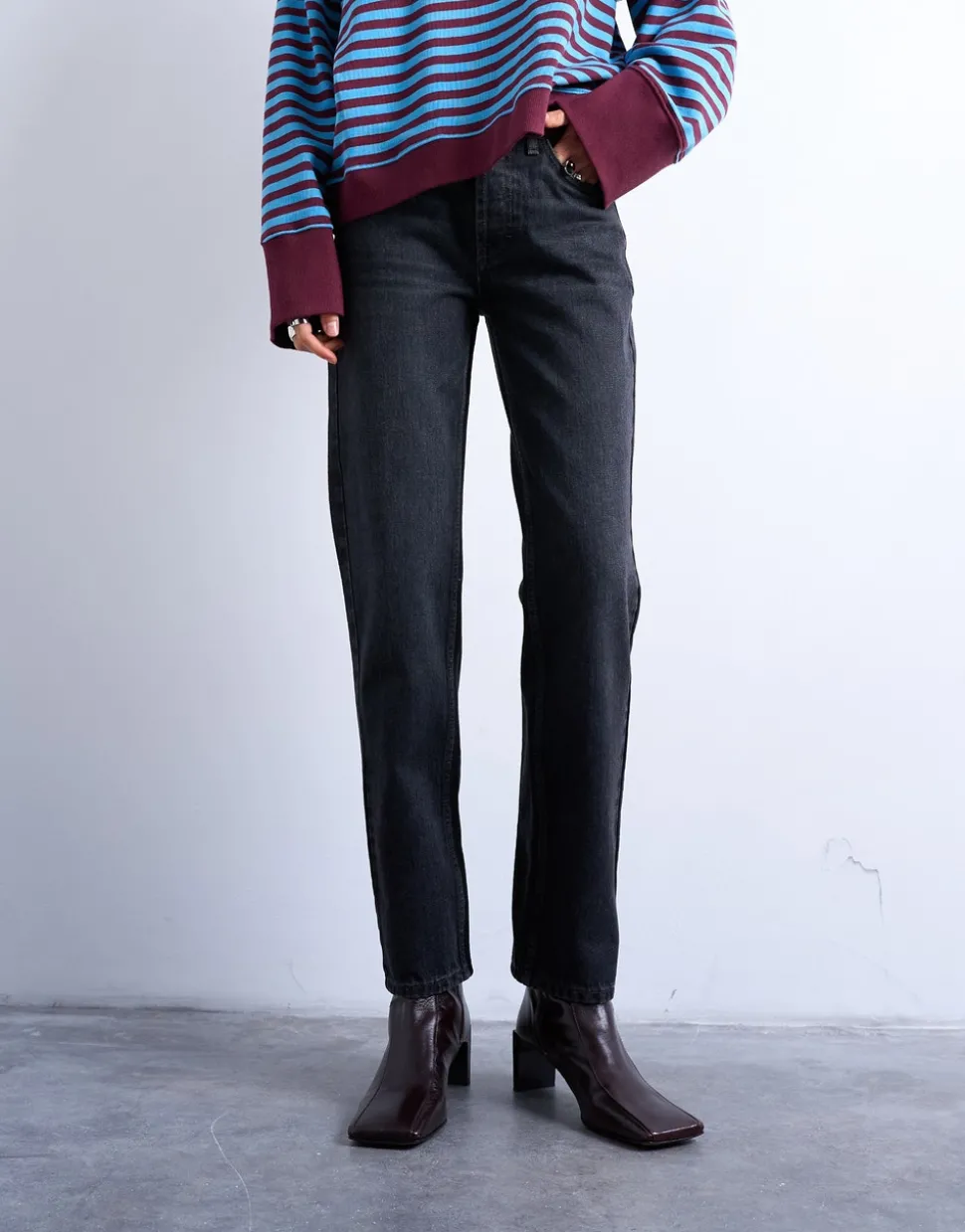 TSRUNWAY Mid rise Straight fit Jeans